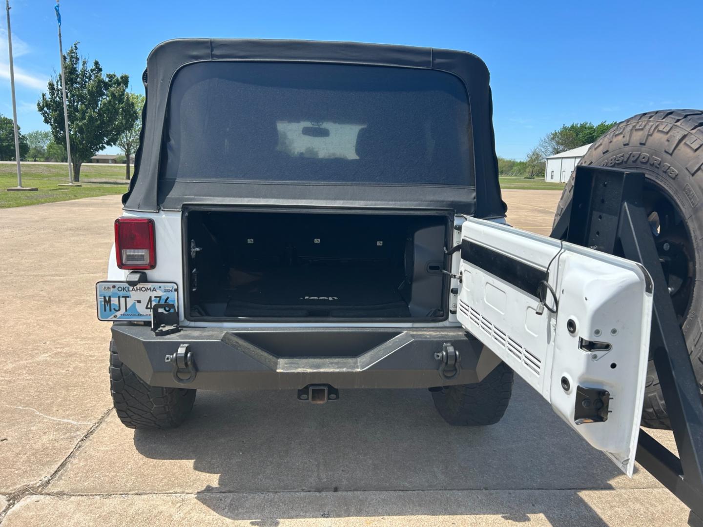 2013 White /BLACK Jeep Wrangler SAHARA (1C4BJWEG5DL) with an 3.6L V6 engine, AUTOMATIC transmission, located at 17760 Hwy 62, Morris, OK, 74445, (918) 733-4887, 35.609104, -95.877060 - Photo#19